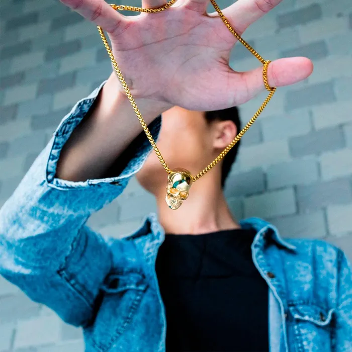Earrings Gold Shield Cadenas para hombres con dije de calavera